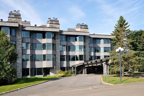Main entrance / Entrée principale