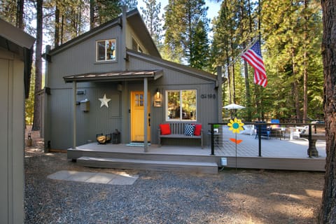 Charming Black Butte cabin with Bikes, EV charger and huge deck! 