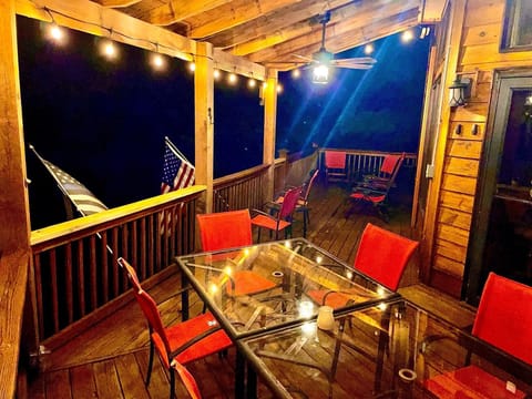 Party Time on the DECK!Covered cooking,dinning,seating or open air at other end!