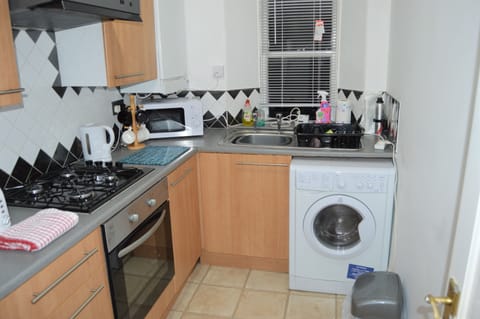 Kitchen with electric oven, gas hob, microwave, fridge/freezer, washer/dryer