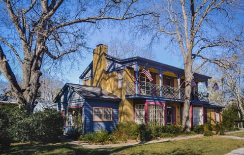 #BolivarPlace is blocks away from TWU and the square