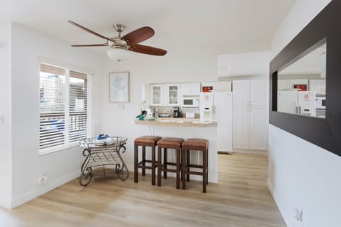Looking toward the kitchen 