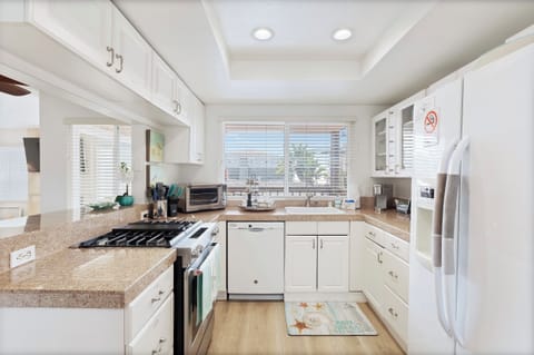 Kitchen with ocean view 