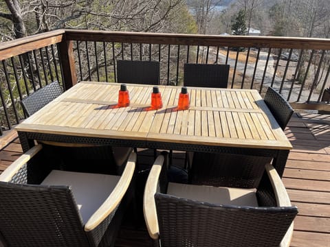 Outdoor dining for 6 guests.

