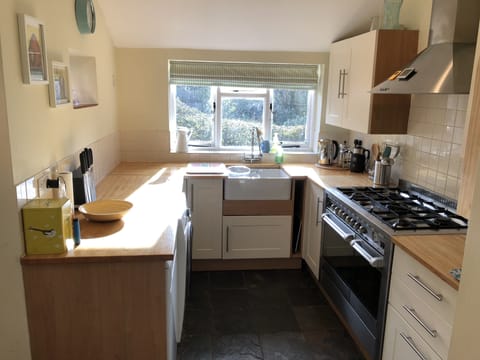Kitchen: oven, dishwasher, washing machine, dryer, microwave and electric kettle
