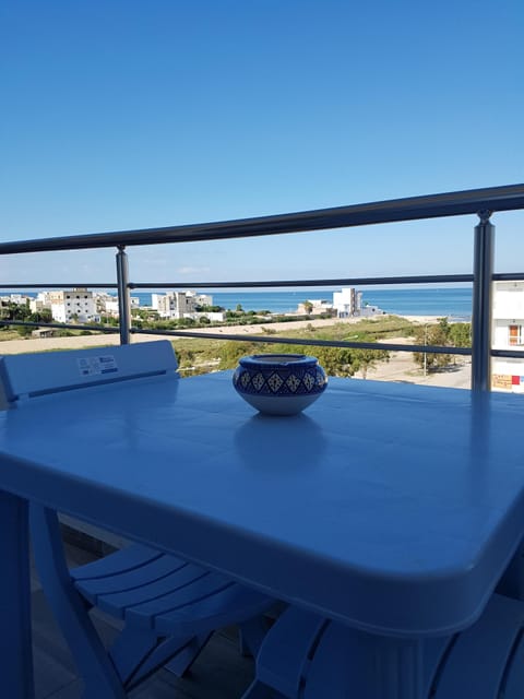 un grand terrace vue sur mer