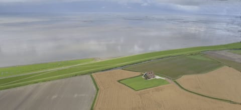 Cottage located directly at the Wadden Sea, part of UNESCO World Heritage