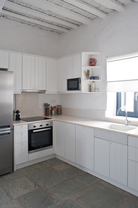 The kitchen with its marble worktop