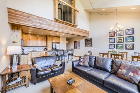 Living Area - Great space for family time or friendly gatherings.