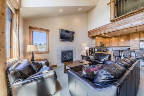 Living Area - Plenty of seating with an oversize chair, loveseat, and the brand new leather couch.