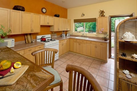 Spacious, well equipped kitchen for the cook who wants excellent knives, etc.