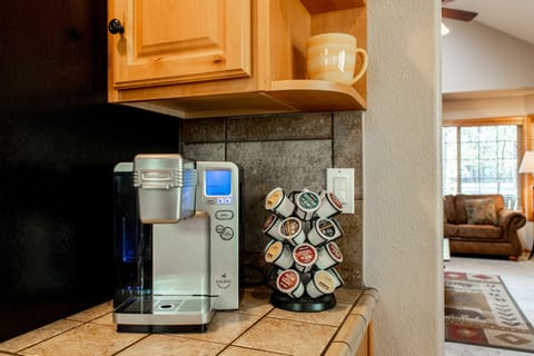 Keurig Coffee Brewer with Specialty Coffee Pods / Also Drip Coffee Maker