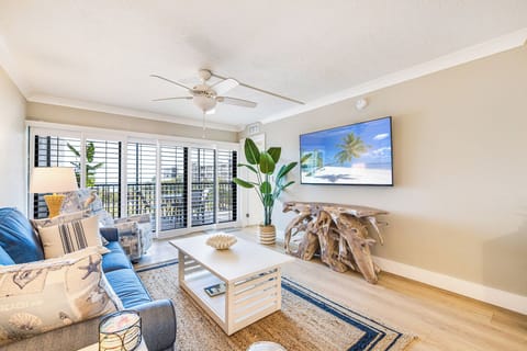 LIVING ROOM WITH POOL & GULF VIEWS