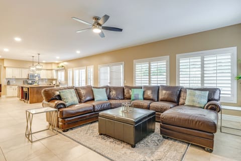 Living Room | Free WiFi | Smart TV | Fireplace