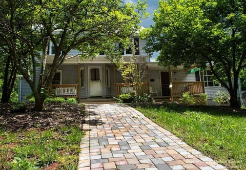 Come enjoy the scenic Shenandoah Valley in this cozy country home!