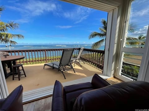 Upstairs lanai; empty lot next door =  privacy; & next beach house usually empty