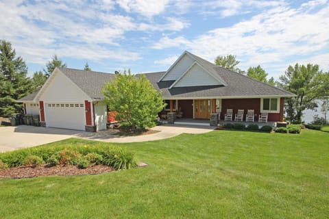 Chateau - Front Porch Seating and parking for 6 cars!
