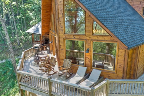 SKY HIGH LODGE FRONT LEFT