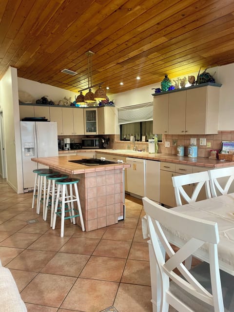 Fully equipt kitchen new appliances micro toaster Nespresso dishwasher compactor