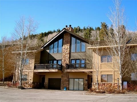 1380 Aspenwood on left