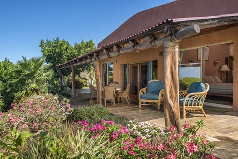 Comfortable and spacious lanai to relax, nap, BBQ and
dine.