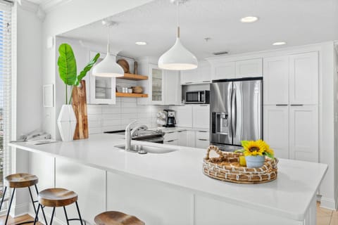 Kitchen with Breakfast Bar