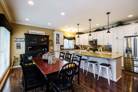 Gorgeous Country Kitchen - 9 foot island, table for 8/table for 6/4 bar seats