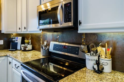 Kitchen - Keurig with starter coffees