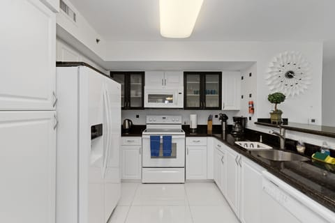 FULL EQUIPPED KITCHEN