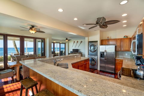 KITCHEN BAR TOP SPACE