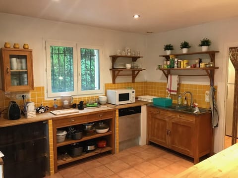 Cuisine toute équipée avec cafetière, bouilloire, Nespresso, blender, hachoir...