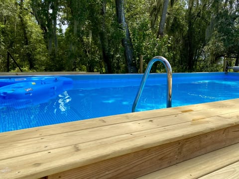 POOL (7AM -10PM) 
16x32 [5m x 10m]
Lighted Dining
Lounging
Tanning
Towels 