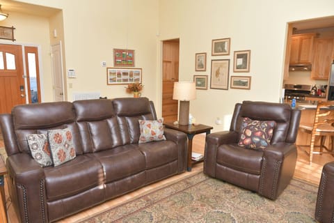 Trillium Cottage - Den Sofa and Recliners