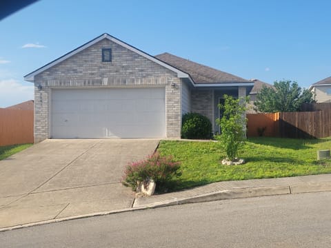 Comfortable 3/2 house on quiet cul de sac.