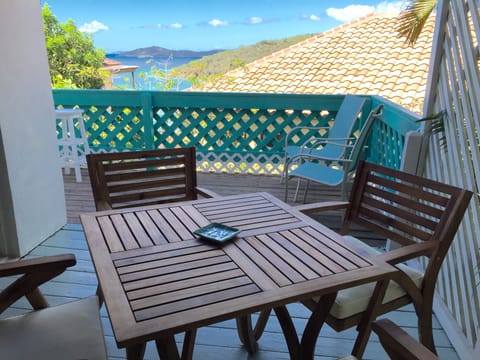 Covered outdoor deck for rainy days! Great for meals, reading and relaxing.