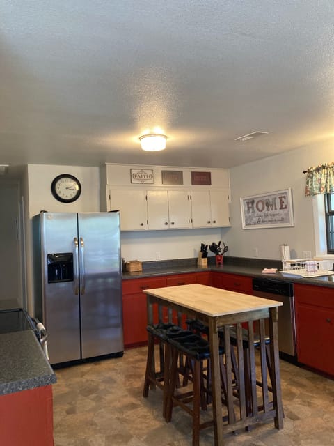 Spacious kitchen area with all appliances