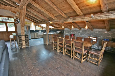 dining area table seats up to 10 people comfortably