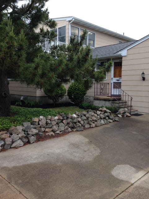 Coral Pines 
Side entrance