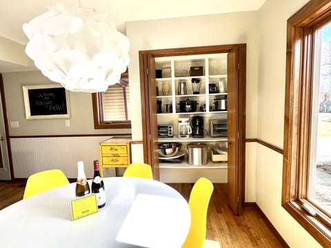 EAT-IN OPEN KITCHEN: Seats 6, stainless appliances, quartz counters, lg. pantry 