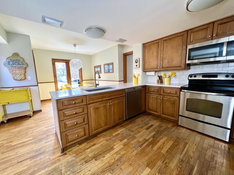 EAT-IN OPEN KITCHEN: Seats 6, stainless appliances, quartz counters, lg. pantry 