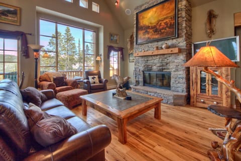 Unbeatable views, luxury, wood burning fireplace, ski-in/ski-out Moonlight home