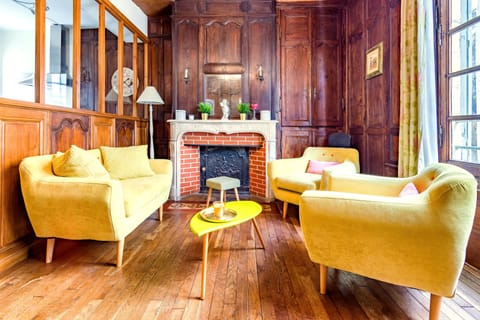 The stunning living room with authentic 17th century wooden panels.