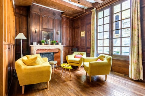 The living room. ( Yes, that's the castle we see through the window!!)