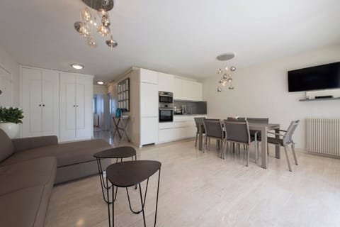 life open space: living room, dining room, fully equiped american kitchen