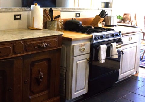 Great working kitchen, open to the dining and living room