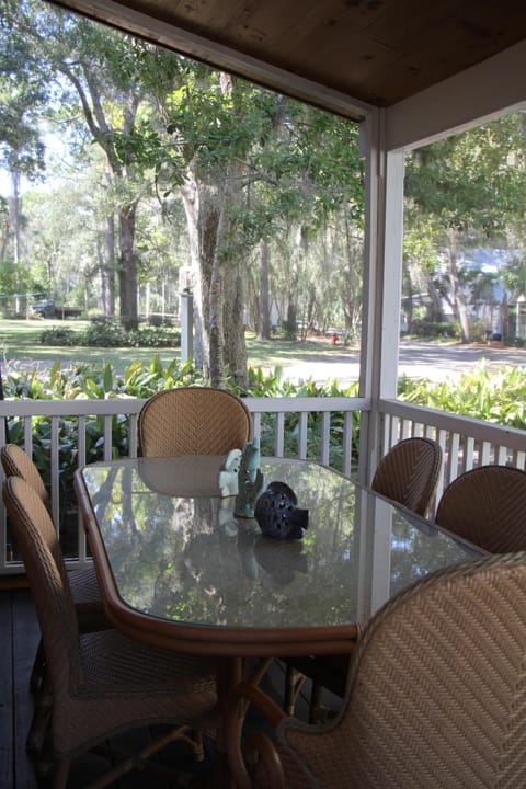 Screened Back Porch 
Seats 6 