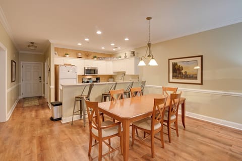 Dining Area | Dishes & Flatware Provided