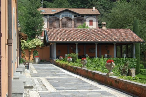 View of the side of the house with the portico, ideal for outdoor dining