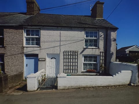 End terrace, double glazing, private entrance to large rear garden.
