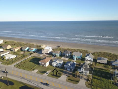 It's this one, except now it's YELLOW. You can sleepwalk to the beach, w/coffee!